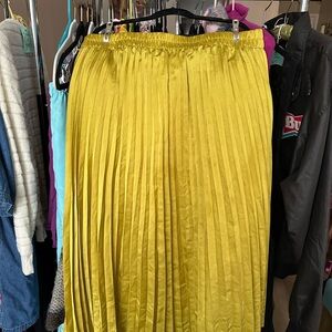 Elegant Yellow Pleated Skirt